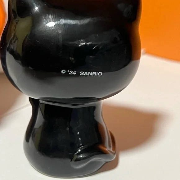 Hello Kitty Halloween Mug
and Figurine Set - Picture 7 of 8